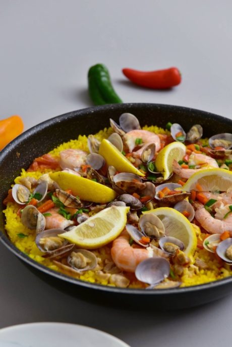 フライパンでサフランたっぷりシーフードパエリアを作ろう